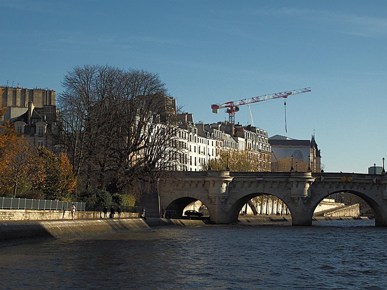 塞納河遊船 (Bateaux-Mouches) 與 羅浮宮(Musée du Louvre)，外掛地窖內享用法式烤田螺與鴨胸 — 世界文化遺產 之 巴黎，塞纳河畔(Paris, Banks of the Seine) — 2023年冬季歐洲行旅 第六部