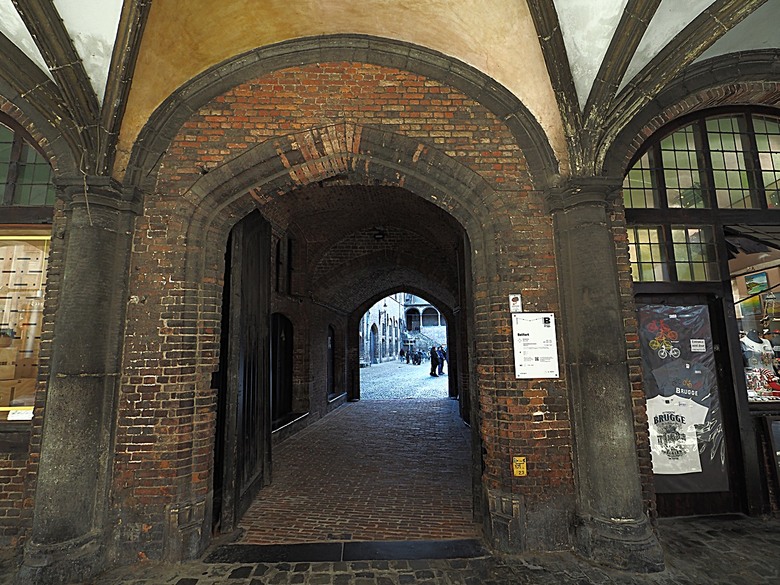 布魯日大廣場(Grote Markt)、大鐘樓(Belfort) 、市政廳(Stadhuis Brugge) 、玫瑰碼頭(Rosary Quay) 、聖母教堂(Onze-Lieve-Vrouwekerk)、貝居安禮修道院(Begijnhofkapel),還有白酒淡菜 — 世界文化遺產 之 布魯日歷史中心(Historic Centre of Brugge) — 2023年冬季歐洲行旅 第五部