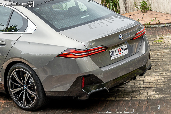 BMW i5 eDrive40 M Sport 試駕｜電能加持科技進化，但仍是你記憶中的五系列！