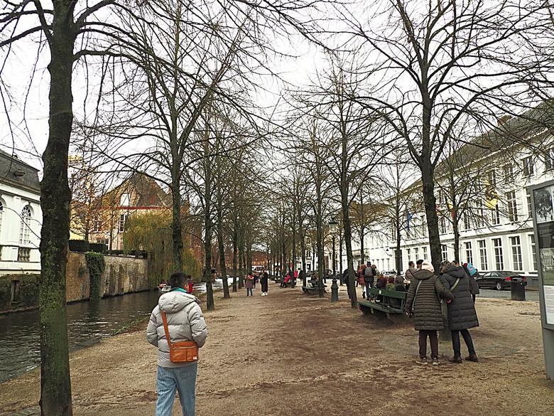 布魯日大廣場(Grote Markt)、大鐘樓(Belfort) 、市政廳(Stadhuis Brugge) 、玫瑰碼頭(Rosary Quay) 、聖母教堂(Onze-Lieve-Vrouwekerk)、貝居安禮修道院(Begijnhofkapel),還有白酒淡菜 — 世界文化遺產 之 布魯日歷史中心(Historic Centre of Brugge) — 2023年冬季歐洲行旅 第五部