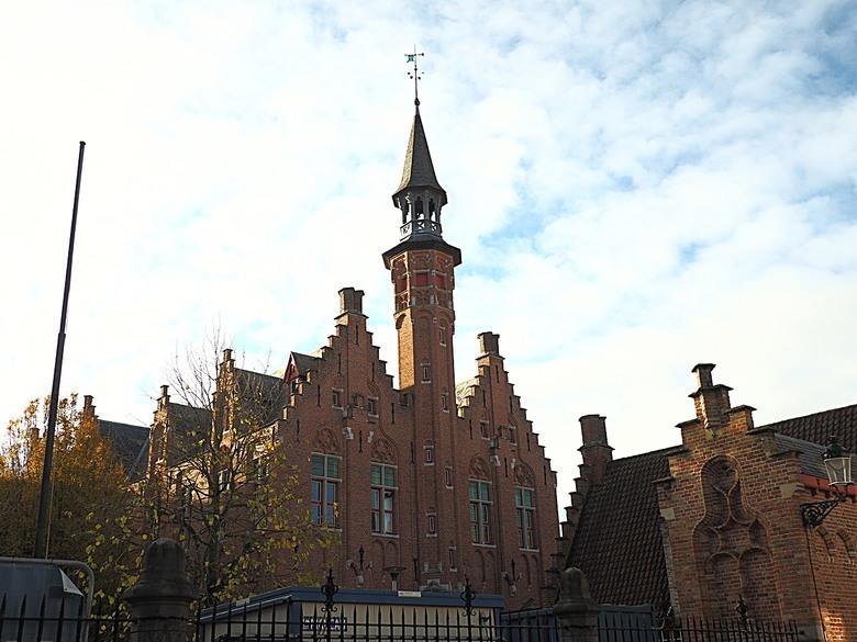 布魯日大廣場(Grote Markt)、大鐘樓(Belfort) 、市政廳(Stadhuis Brugge) 、玫瑰碼頭(Rosary Quay) 、聖母教堂(Onze-Lieve-Vrouwekerk)、貝居安禮修道院(Begijnhofkapel),還有白酒淡菜 — 世界文化遺產 之 布魯日歷史中心(Historic Centre of Brugge) — 2023年冬季歐洲行旅 第五部