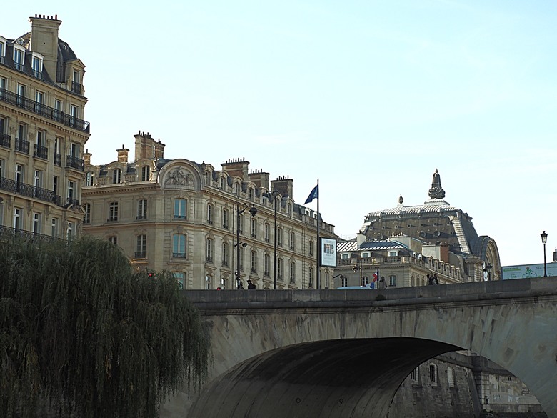 塞納河遊船 (Bateaux-Mouches) 與 羅浮宮(Musée du Louvre),外掛地窖內享用法式烤田螺與鴨胸 — 世界文化遺產 之 巴黎,塞纳河畔(Paris, Banks of the Seine) — 2023年冬季歐洲行旅 第六部