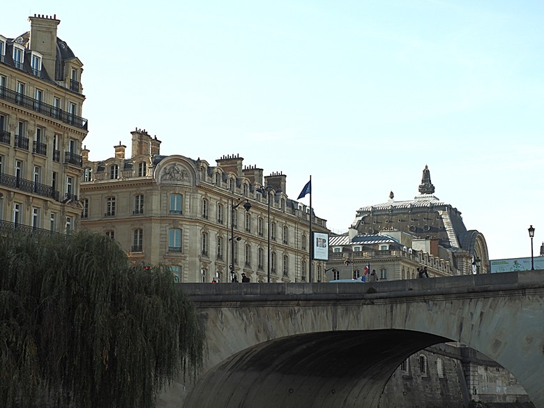 塞納河遊船 (Bateaux-Mouches) 與 羅浮宮(Musée du Louvre)，外掛地窖內享用法式烤田螺與鴨胸 — 世界文化遺產 之 巴黎，塞纳河畔(Paris, Banks of the Seine) — 2023年冬季歐洲行旅 第六部