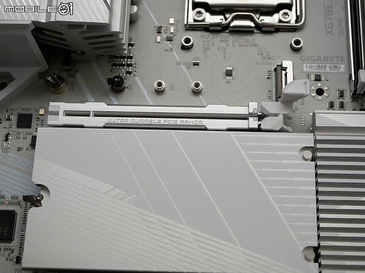 點我看大圖 開箱 AMD AM5 銀白鷹神 X670E AORUS PRO X 聖誕白