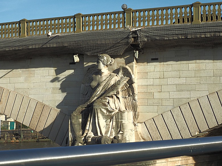 塞納河遊船 (Bateaux-Mouches) 與 羅浮宮(Musée du Louvre)，外掛地窖內享用法式烤田螺與鴨胸 — 世界文化遺產 之 巴黎，塞纳河畔(Paris, Banks of the Seine) — 2023年冬季歐洲行旅 第六部