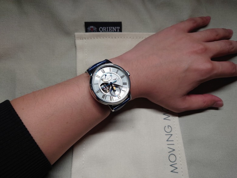 點我看大圖 東方之星 Orient Star Moon Phase 系列 月相 半鏤空錶 RE-AY0106S 開箱