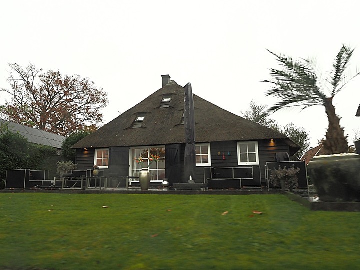 哈倫(Haarlem)市區、聖巴弗教堂(St.-Bavokerk)、桑斯安斯(Zaanse Schans)風車村、福倫丹(Volendam)午餐、羊角村(Giethoorn)遊船 — 荷蘭鄉間風光 — 2023年冬季歐洲行旅 第二部