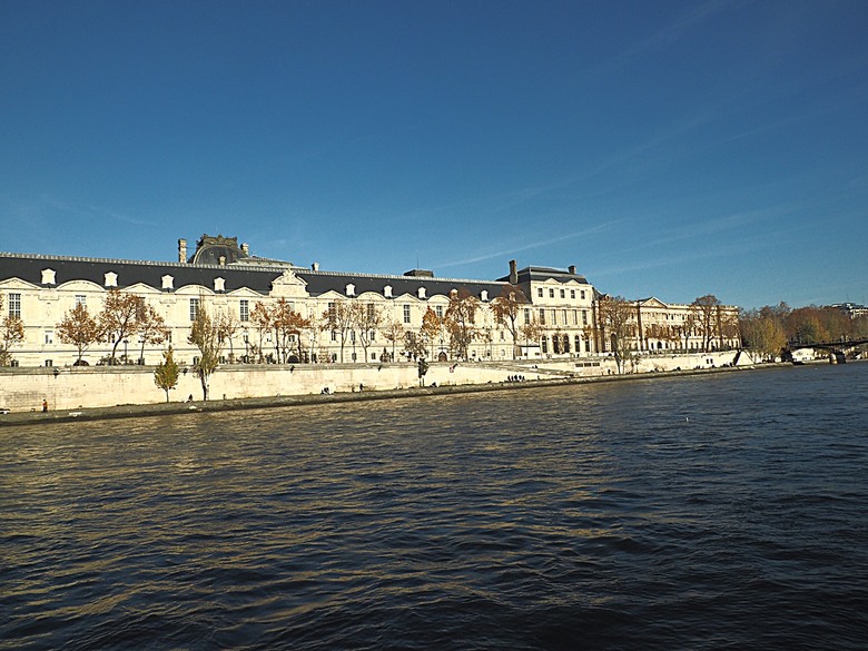 塞納河遊船 (Bateaux-Mouches) 與 羅浮宮(Musée du Louvre)，外掛地窖內享用法式烤田螺與鴨胸 — 世界文化遺產 之 巴黎，塞纳河畔(Paris, Banks of the Seine) — 2023年冬季歐洲行旅 第六部