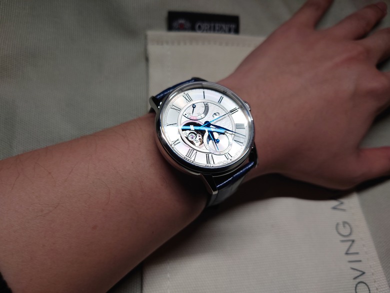 點我看大圖 東方之星 Orient Star Moon Phase 系列 月相 半鏤空錶 RE-AY0106S 開箱