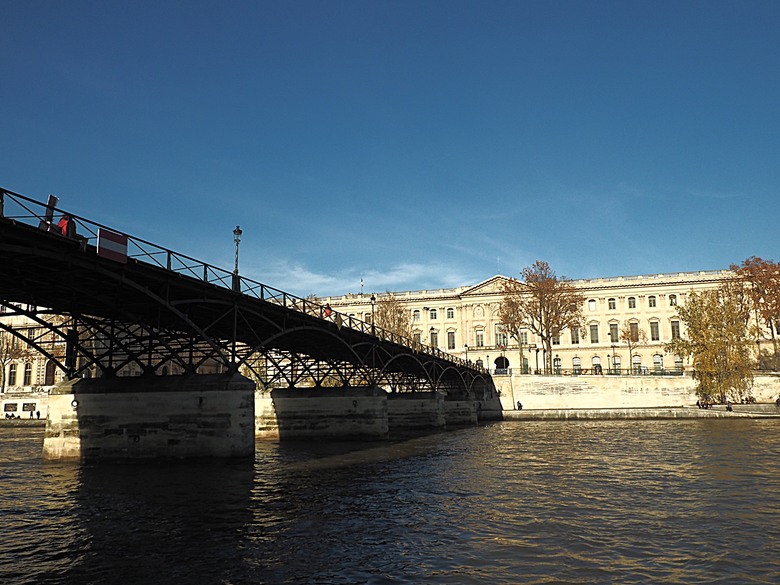 塞納河遊船 (Bateaux-Mouches) 與 羅浮宮(Musée du Louvre)，外掛地窖內享用法式烤田螺與鴨胸 — 世界文化遺產 之 巴黎，塞纳河畔(Paris, Banks of the Seine) — 2023年冬季歐洲行旅 第六部