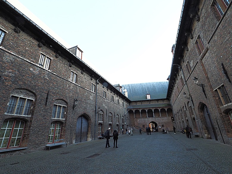 布魯日大廣場(Grote Markt)、大鐘樓(Belfort) 、市政廳(Stadhuis Brugge) 、玫瑰碼頭(Rosary Quay) 、聖母教堂(Onze-Lieve-Vrouwekerk)、貝居安禮修道院(Begijnhofkapel),還有白酒淡菜 — 世界文化遺產 之 布魯日歷史中心(Historic Centre of Brugge) — 2023年冬季歐洲行旅 第五部