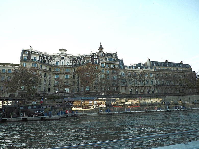 塞納河遊船 (Bateaux-Mouches) 與 羅浮宮(Musée du Louvre),外掛地窖內享用法式烤田螺與鴨胸 — 世界文化遺產 之 巴黎,塞纳河畔(Paris, Banks of the Seine) — 2023年冬季歐洲行旅 第六部