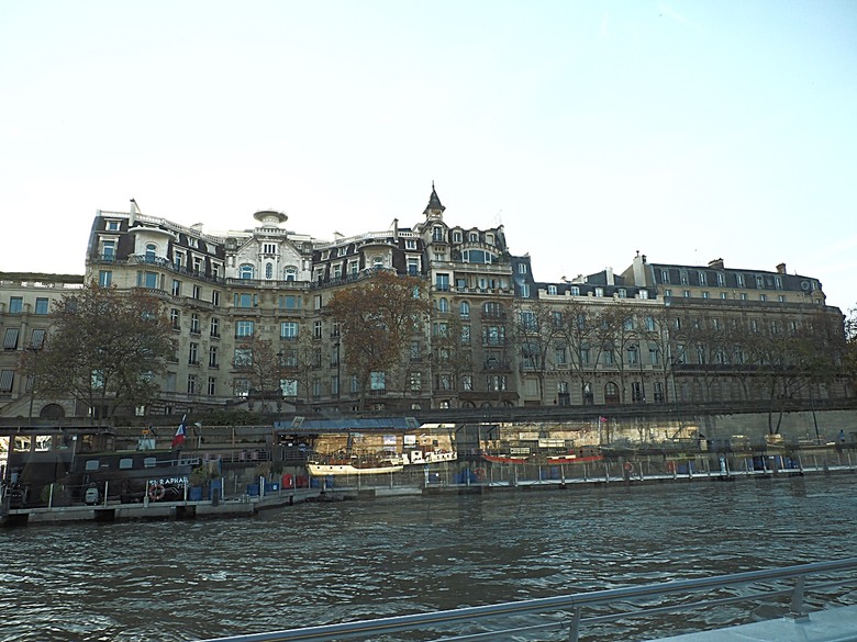 塞納河遊船 (Bateaux-Mouches) 與 羅浮宮(Musée du Louvre)，外掛地窖內享用法式烤田螺與鴨胸 — 世界文化遺產 之 巴黎，塞纳河畔(Paris, Banks of the Seine) — 2023年冬季歐洲行旅 第六部