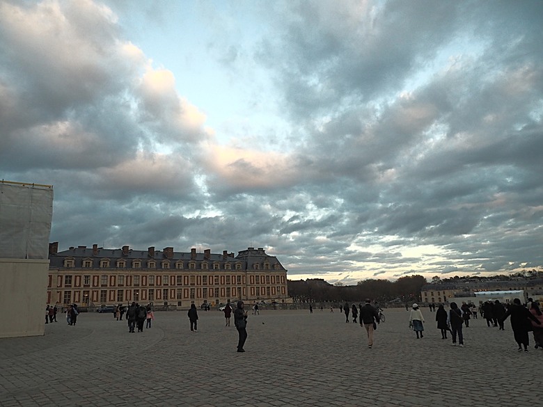 凡爾賽宮(Château de Versailles) — 世界文化遺產 之 凡爾賽宮及其園林(Palace and Park of Versailles) — 外掛巴黎市政廳(Hôtel de Ville)、古監獄(Conciergerie) 、皇家宮殿(Domaine National du Palais-Royal) — 2023年冬季歐洲行旅 第七部