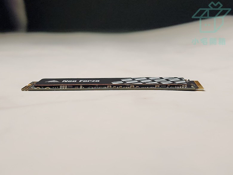 【小宅開箱】凌航 NFP445 2TB Gen4 PCIe SSD 石墨烯散熱片 簡易開箱測試