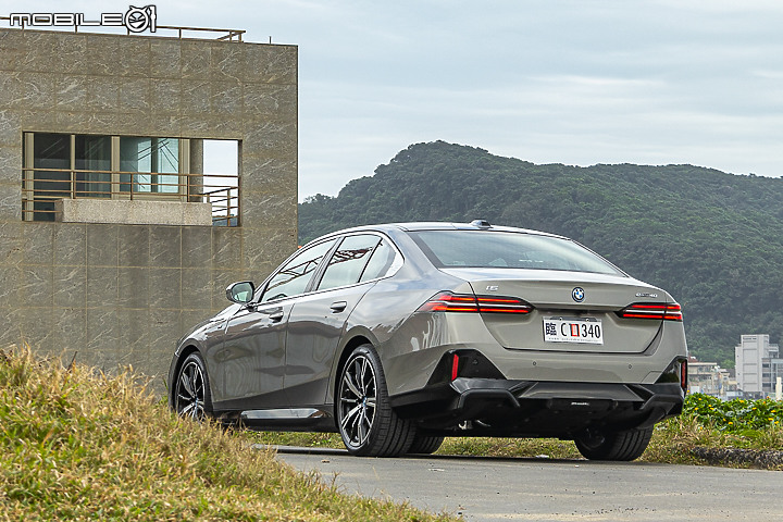 BMW i5 eDrive40 M Sport 試駕｜電能加持科技進化，但仍是你記憶中的五系列！