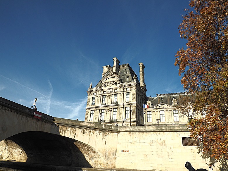 塞納河遊船 (Bateaux-Mouches) 與 羅浮宮(Musée du Louvre)，外掛地窖內享用法式烤田螺與鴨胸 — 世界文化遺產 之 巴黎，塞纳河畔(Paris, Banks of the Seine) — 2023年冬季歐洲行旅 第六部