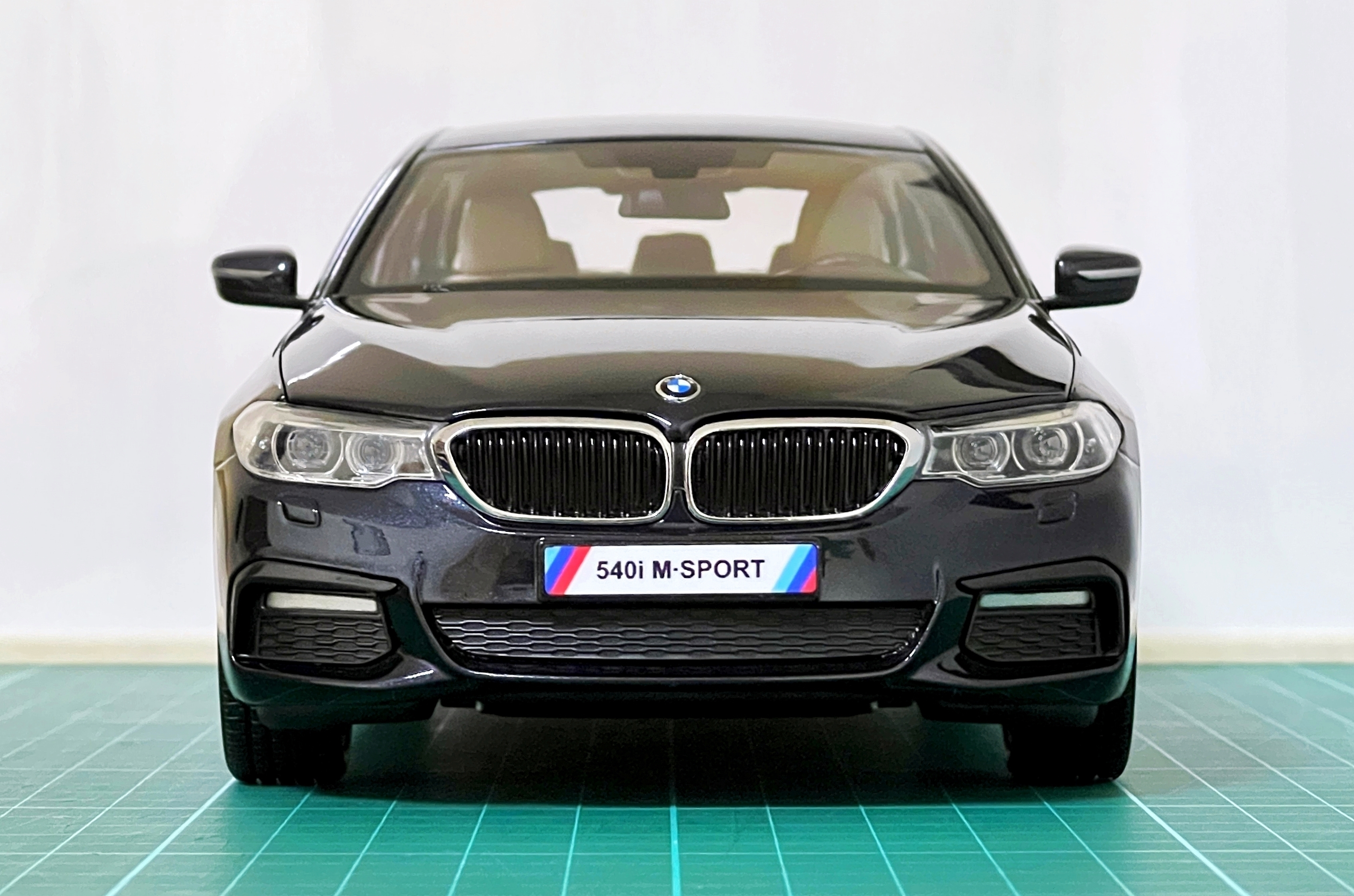 點我看大圖 汽車模型分享 1/18 KYOSHO BMW G30 540i M-SPORT