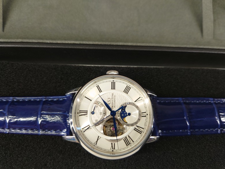 點我看大圖 東方之星 Orient Star Moon Phase 系列 月相 半鏤空錶 RE-AY0106S 開箱