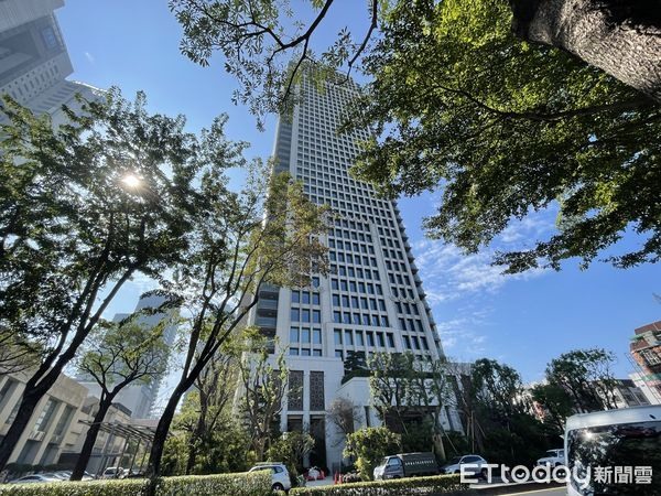 台中豪宅交易慘腰斬，竟見建商粉絲豪擲2.9億包層相挺