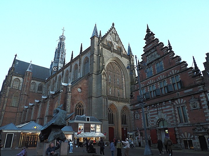 哈倫(Haarlem)市區、聖巴弗教堂(St.-Bavokerk)、桑斯安斯(Zaanse Schans)風車村、福倫丹(Volendam)午餐、羊角村(Giethoorn)遊船 — 荷蘭鄉間風光 — 2023年冬季歐洲行旅 第二部