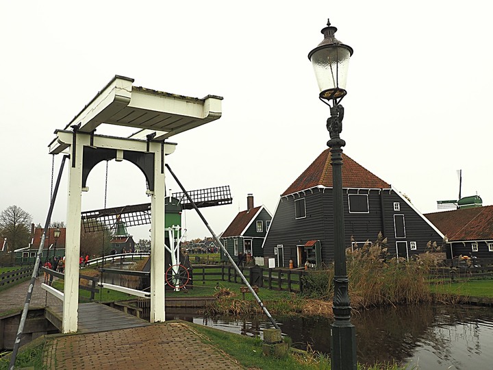 哈倫(Haarlem)市區、聖巴弗教堂(St.-Bavokerk)、桑斯安斯(Zaanse Schans)風車村、福倫丹(Volendam)午餐、羊角村(Giethoorn)遊船 — 荷蘭鄉間風光 — 2023年冬季歐洲行旅 第二部
