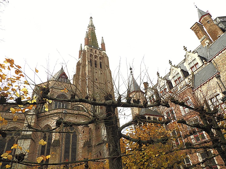 布魯日大廣場(Grote Markt)、大鐘樓(Belfort) 、市政廳(Stadhuis Brugge) 、玫瑰碼頭(Rosary Quay) 、聖母教堂(Onze-Lieve-Vrouwekerk)、貝居安禮修道院(Begijnhofkapel)，還有白酒淡菜 — 世界文化遺產 之 布魯日歷史中心(Historic Centre of Brugge) — 2023年冬季歐洲行旅 第五部