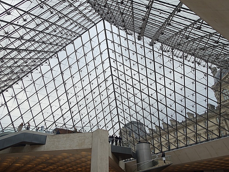 塞納河遊船 (Bateaux-Mouches) 與 羅浮宮(Musée du Louvre),外掛地窖內享用法式烤田螺與鴨胸 — 世界文化遺產 之 巴黎,塞纳河畔(Paris, Banks of the Seine) — 2023年冬季歐洲行旅 第六部
