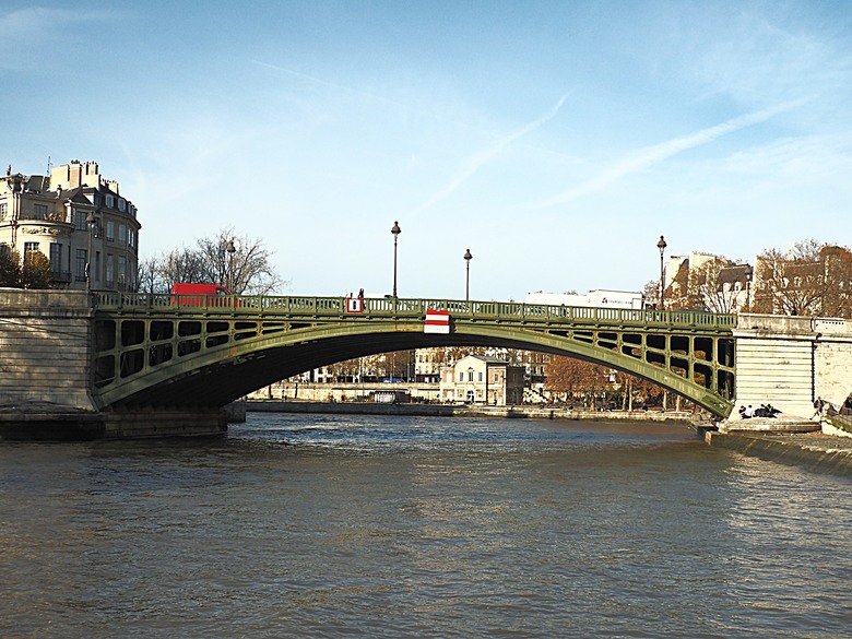 塞納河遊船 (Bateaux-Mouches) 與 羅浮宮(Musée du Louvre)，外掛地窖內享用法式烤田螺與鴨胸 — 世界文化遺產 之 巴黎，塞纳河畔(Paris, Banks of the Seine) — 2023年冬季歐洲行旅 第六部