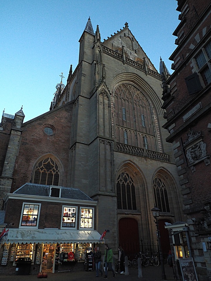 哈倫(Haarlem)市區、聖巴弗教堂(St.-Bavokerk)、桑斯安斯(Zaanse Schans)風車村、福倫丹(Volendam)午餐、羊角村(Giethoorn)遊船 — 荷蘭鄉間風光 — 2023年冬季歐洲行旅 第二部