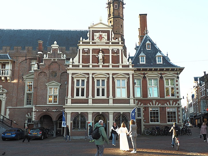 哈倫(Haarlem)市區、聖巴弗教堂(St.-Bavokerk)、桑斯安斯(Zaanse Schans)風車村、福倫丹(Volendam)午餐、羊角村(Giethoorn)遊船 — 荷蘭鄉間風光 — 2023年冬季歐洲行旅 第二部