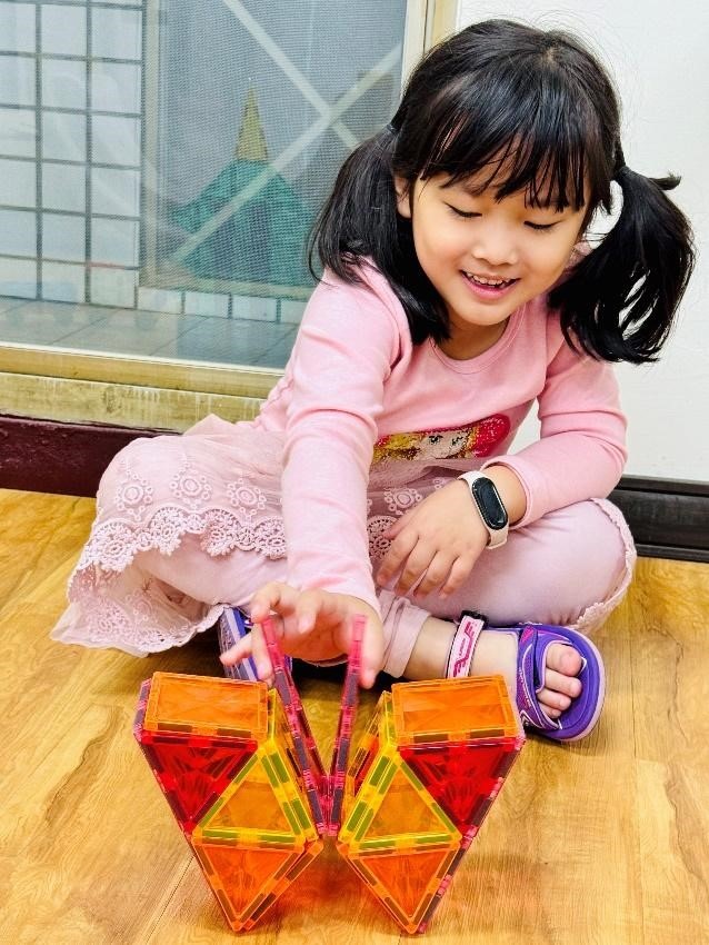 女兒很愛的聖誕節禮物~鑽彩透光磁力片~