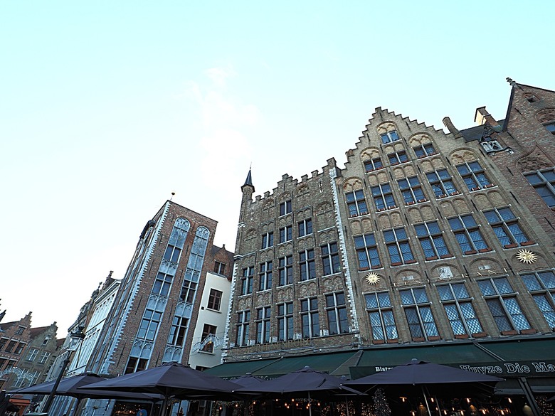 布魯日大廣場(Grote Markt)、大鐘樓(Belfort) 、市政廳(Stadhuis Brugge) 、玫瑰碼頭(Rosary Quay) 、聖母教堂(Onze-Lieve-Vrouwekerk)、貝居安禮修道院(Begijnhofkapel),還有白酒淡菜 — 世界文化遺產 之 布魯日歷史中心(Historic Centre of Brugge) — 2023年冬季歐洲行旅 第五部