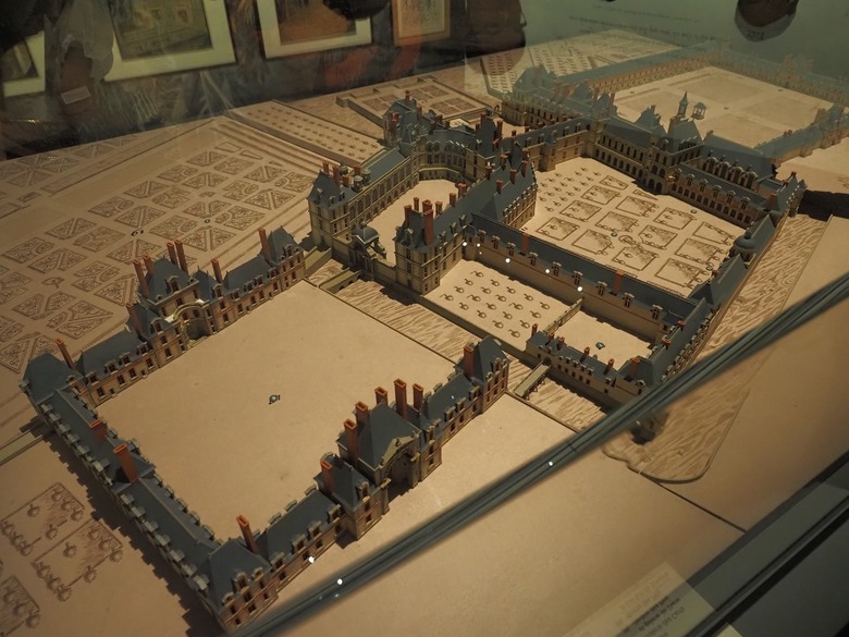 楓丹白露宮(Chateau de Fontainebleau)，外掛凱旋門(Arc de Triomphe)、聖母院(Cathédrale Notre-Dame de Paris)、歌劇院(Palais Garnier)、莫里哀噴泉(Fontaine Molière)、聖米歇爾噴泉(Fontaine Saint-Michel) — 世界文化遺產 之 楓丹白靈宮及其園林(Palace and Park of Fontainebleau) — 2023年冬季歐洲行旅 第八部