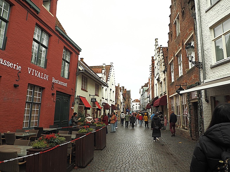 布魯日大廣場(Grote Markt)、大鐘樓(Belfort) 、市政廳(Stadhuis Brugge) 、玫瑰碼頭(Rosary Quay) 、聖母教堂(Onze-Lieve-Vrouwekerk)、貝居安禮修道院(Begijnhofkapel),還有白酒淡菜 — 世界文化遺產 之 布魯日歷史中心(Historic Centre of Brugge) — 2023年冬季歐洲行旅 第五部