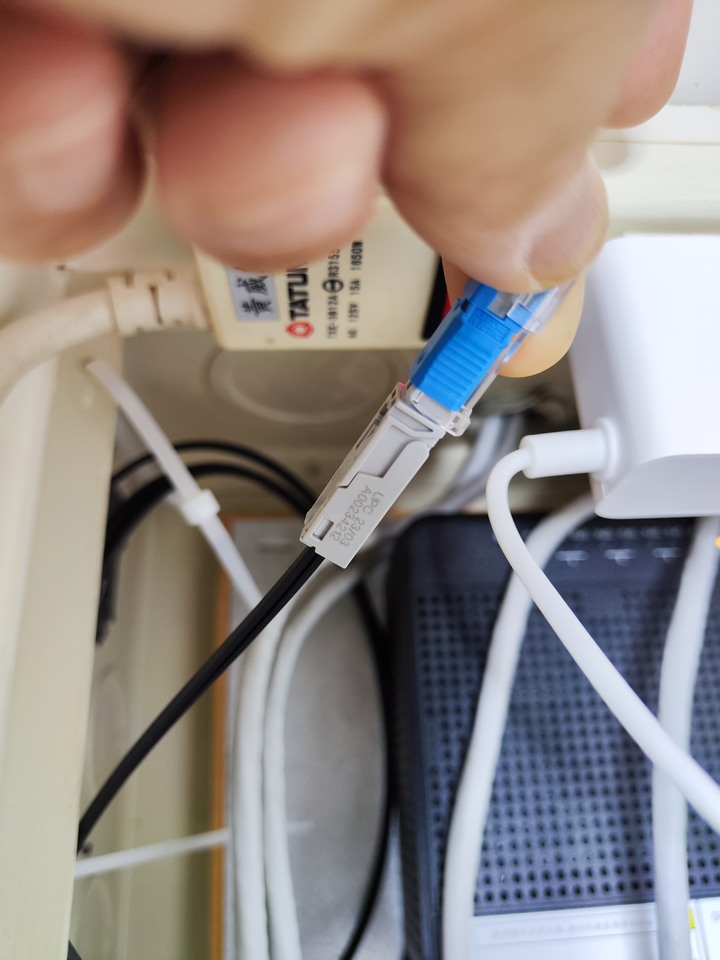 請問中華電信的光纖接頭是LC還是SC?