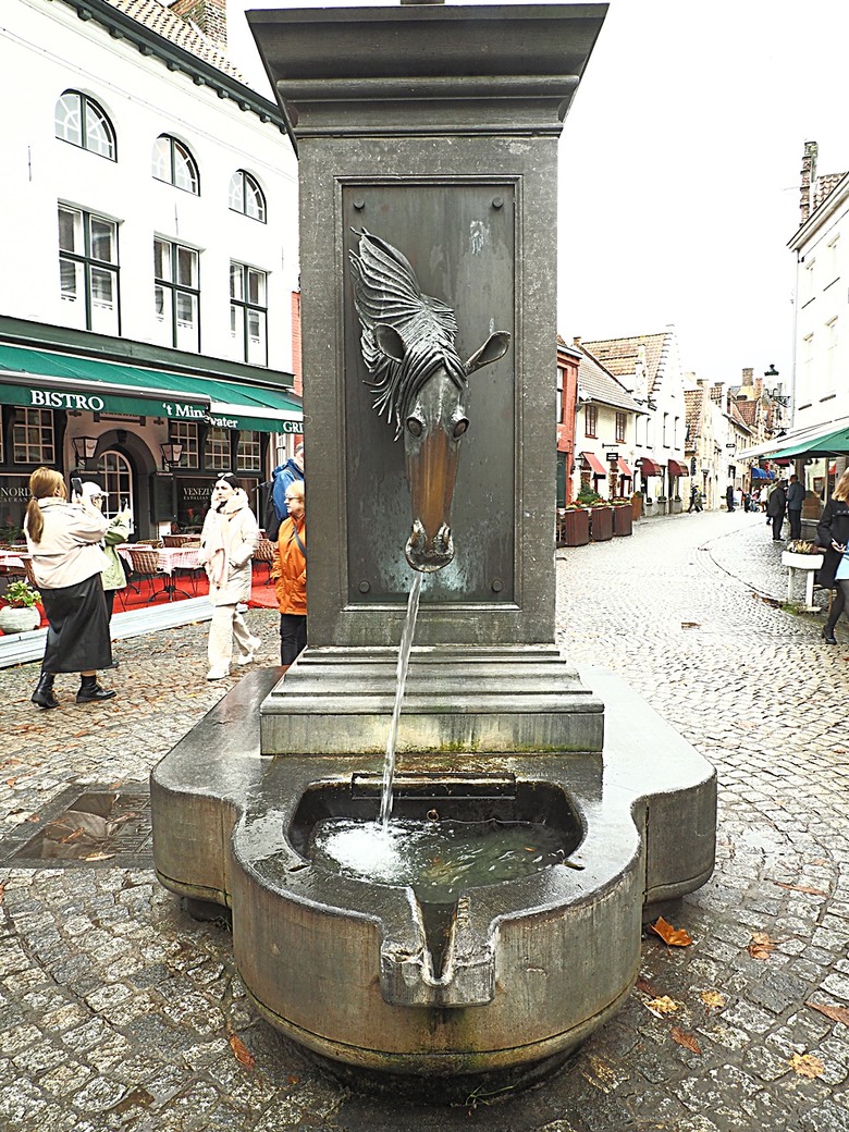 布魯日大廣場(Grote Markt)、大鐘樓(Belfort) 、市政廳(Stadhuis Brugge) 、玫瑰碼頭(Rosary Quay) 、聖母教堂(Onze-Lieve-Vrouwekerk)、貝居安禮修道院(Begijnhofkapel),還有白酒淡菜 — 世界文化遺產 之 布魯日歷史中心(Historic Centre of Brugge) — 2023年冬季歐洲行旅 第五部