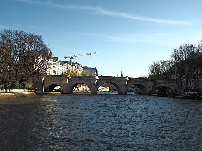 塞納河遊船 (Bateaux-Mouches) 與 羅浮宮(Musée du Louvre)，外掛地窖內享用法式烤田螺與鴨胸 — 世界文化遺產 之 巴黎，塞纳河畔(Paris, Banks of the Seine) — 2023年冬季歐洲行旅 第六部