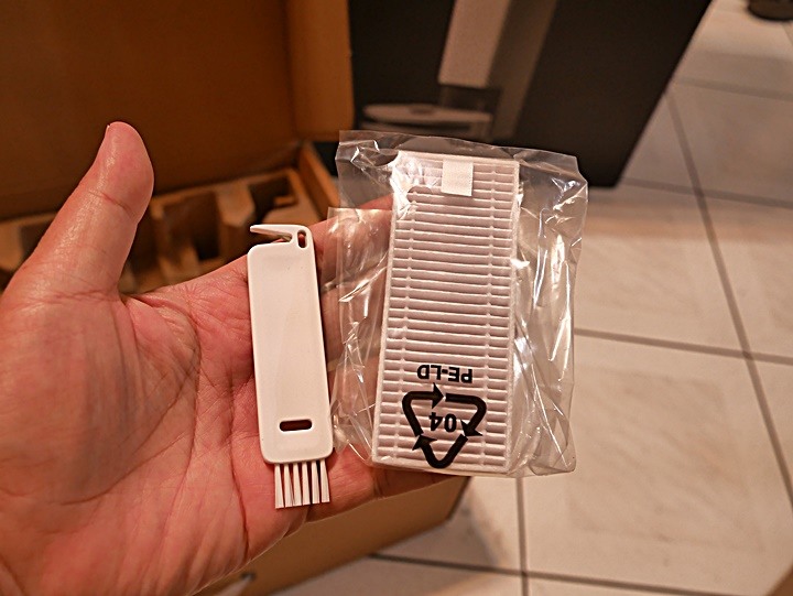 LG PuriCare™ 雙變頻除濕機 feat. CordZero™ R5T 濕拖清潔機器人 (自動除塵) 使用心得分享 — 在溼冷的天氣中享受乾爽又自動變乾淨的環境