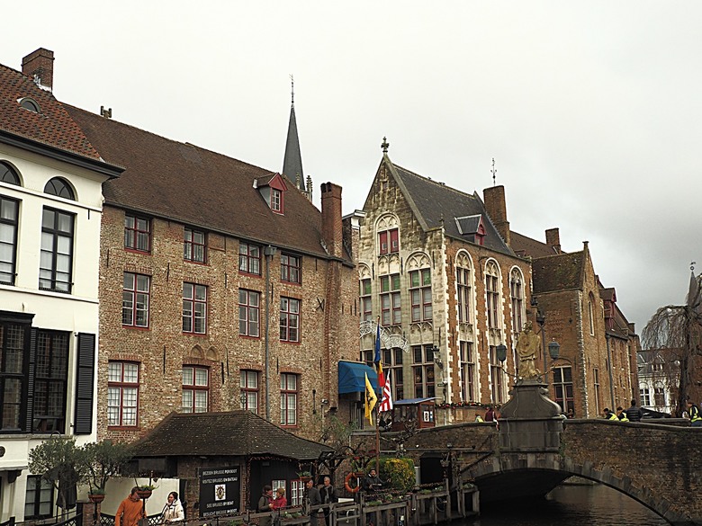布魯日大廣場(Grote Markt)、大鐘樓(Belfort) 、市政廳(Stadhuis Brugge) 、玫瑰碼頭(Rosary Quay) 、聖母教堂(Onze-Lieve-Vrouwekerk)、貝居安禮修道院(Begijnhofkapel),還有白酒淡菜 — 世界文化遺產 之 布魯日歷史中心(Historic Centre of Brugge) — 2023年冬季歐洲行旅 第五部