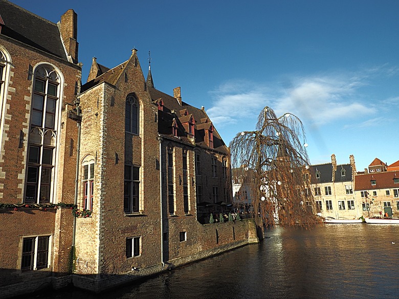 布魯日大廣場(Grote Markt)、大鐘樓(Belfort) 、市政廳(Stadhuis Brugge) 、玫瑰碼頭(Rosary Quay) 、聖母教堂(Onze-Lieve-Vrouwekerk)、貝居安禮修道院(Begijnhofkapel),還有白酒淡菜 — 世界文化遺產 之 布魯日歷史中心(Historic Centre of Brugge) — 2023年冬季歐洲行旅 第五部
