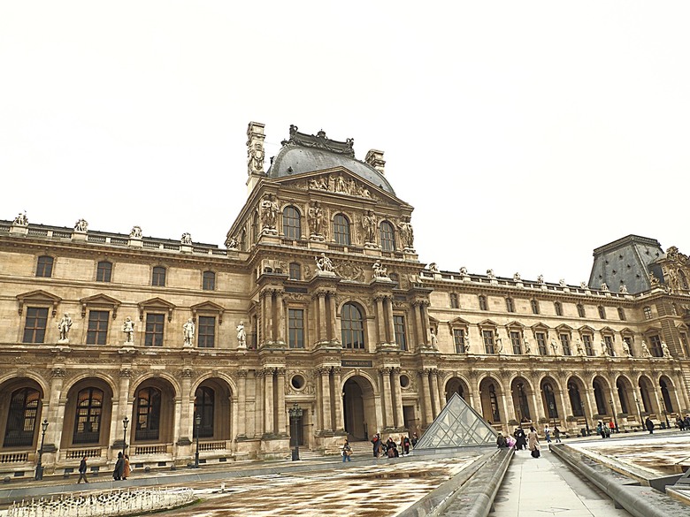 塞納河遊船 (Bateaux-Mouches) 與 羅浮宮(Musée du Louvre)，外掛地窖內享用法式烤田螺與鴨胸 — 世界文化遺產 之 巴黎，塞纳河畔(Paris, Banks of the Seine) — 2023年冬季歐洲行旅 第六部