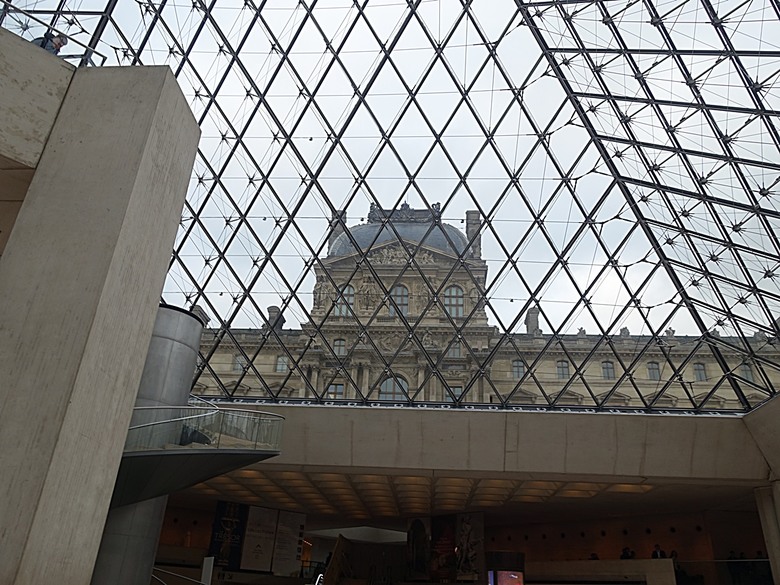 塞納河遊船 (Bateaux-Mouches) 與 羅浮宮(Musée du Louvre),外掛地窖內享用法式烤田螺與鴨胸 — 世界文化遺產 之 巴黎,塞纳河畔(Paris, Banks of the Seine) — 2023年冬季歐洲行旅 第六部
