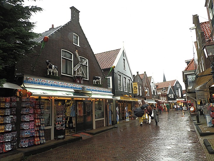 哈倫(Haarlem)市區、聖巴弗教堂(St.-Bavokerk)、桑斯安斯(Zaanse Schans)風車村、福倫丹(Volendam)午餐、羊角村(Giethoorn)遊船 — 荷蘭鄉間風光 — 2023年冬季歐洲行旅 第二部