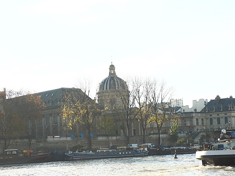 塞納河遊船 (Bateaux-Mouches) 與 羅浮宮(Musée du Louvre)，外掛地窖內享用法式烤田螺與鴨胸 — 世界文化遺產 之 巴黎，塞纳河畔(Paris, Banks of the Seine) — 2023年冬季歐洲行旅 第六部