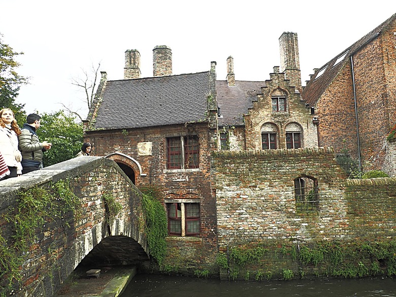 布魯日大廣場(Grote Markt)、大鐘樓(Belfort) 、市政廳(Stadhuis Brugge) 、玫瑰碼頭(Rosary Quay) 、聖母教堂(Onze-Lieve-Vrouwekerk)、貝居安禮修道院(Begijnhofkapel),還有白酒淡菜 — 世界文化遺產 之 布魯日歷史中心(Historic Centre of Brugge) — 2023年冬季歐洲行旅 第五部