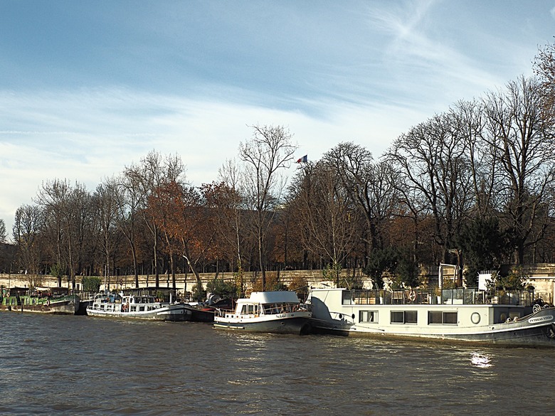 塞納河遊船 (Bateaux-Mouches) 與 羅浮宮(Musée du Louvre)，外掛地窖內享用法式烤田螺與鴨胸 — 世界文化遺產 之 巴黎，塞纳河畔(Paris, Banks of the Seine) — 2023年冬季歐洲行旅 第六部