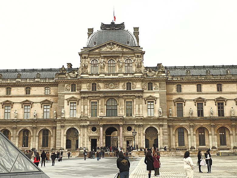 塞納河遊船 (Bateaux-Mouches) 與 羅浮宮(Musée du Louvre)，外掛地窖內享用法式烤田螺與鴨胸 — 世界文化遺產 之 巴黎，塞纳河畔(Paris, Banks of the Seine) — 2023年冬季歐洲行旅 第六部