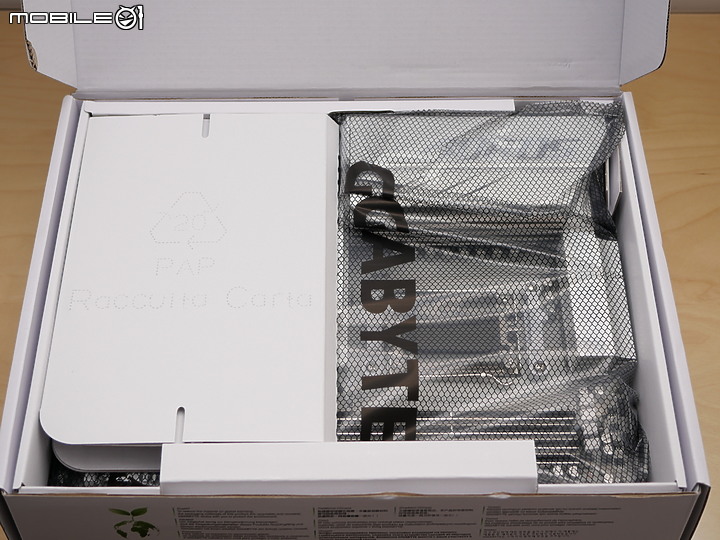 點我看大圖 開箱 AMD AM5 銀白鷹神 X670E AORUS PRO X 聖誕白