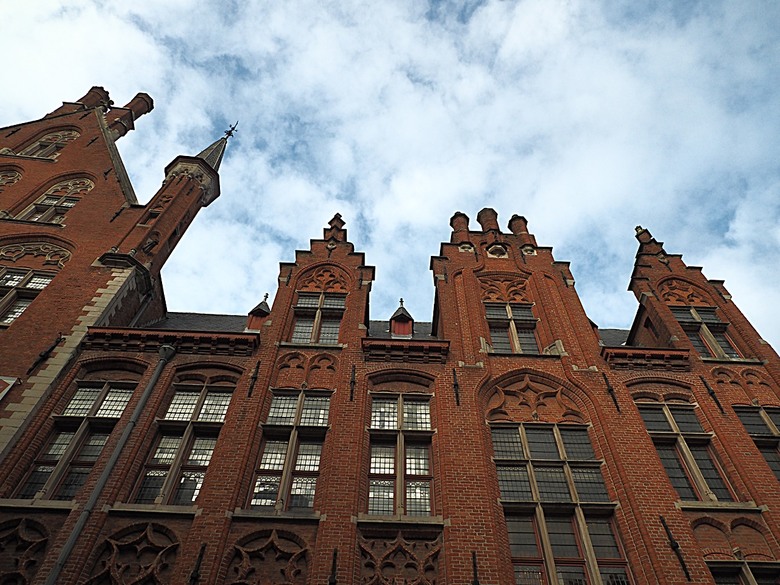 布魯日大廣場(Grote Markt)、大鐘樓(Belfort) 、市政廳(Stadhuis Brugge) 、玫瑰碼頭(Rosary Quay) 、聖母教堂(Onze-Lieve-Vrouwekerk)、貝居安禮修道院(Begijnhofkapel),還有白酒淡菜 — 世界文化遺產 之 布魯日歷史中心(Historic Centre of Brugge) — 2023年冬季歐洲行旅 第五部